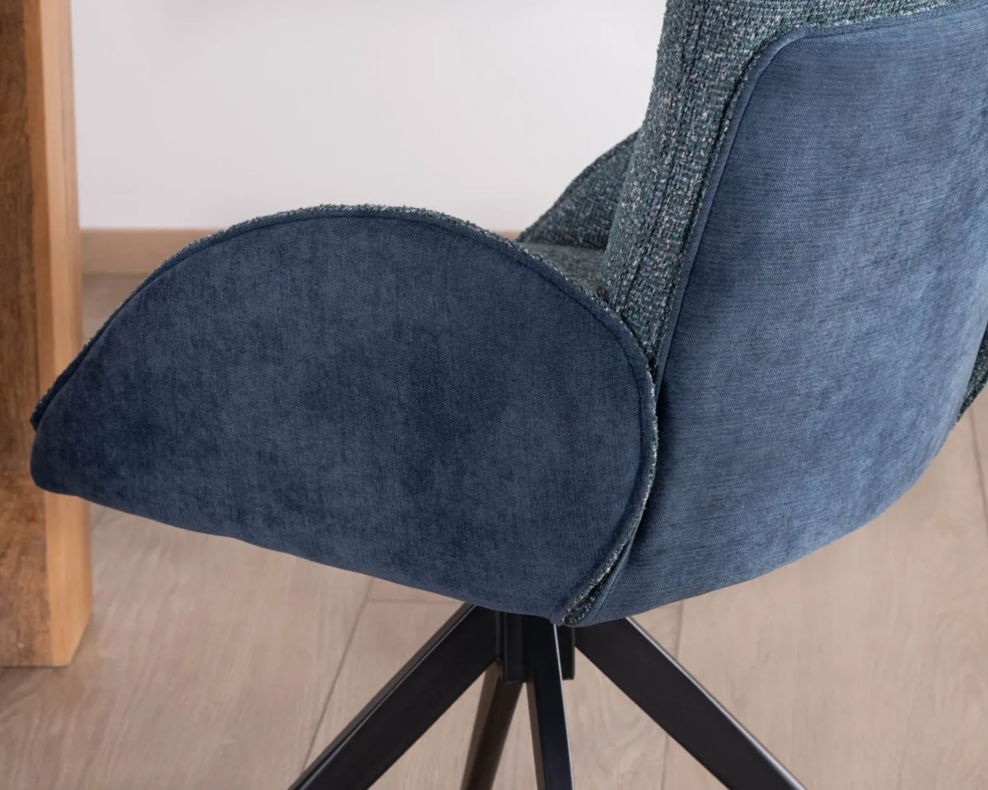 Sale Lot de 2 chaises en tissu bi-texturé bleu foncé "Eddy" avec accoudoirs et pied métal pivotant Chaise