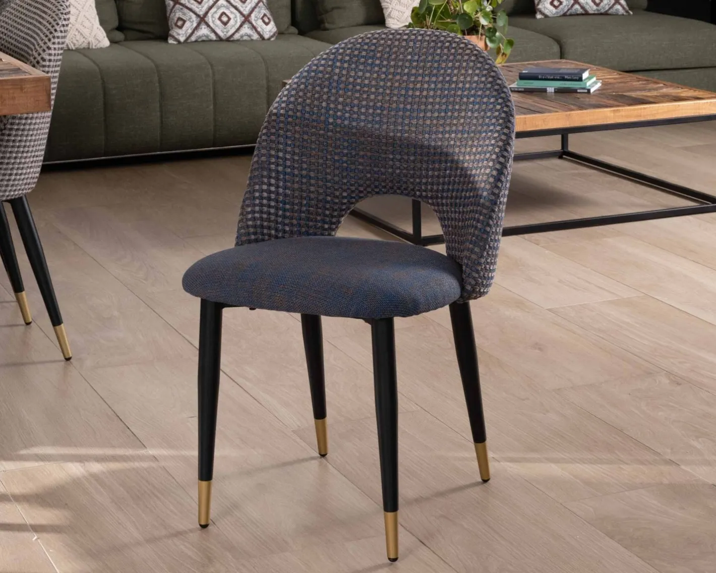 Lot de 2 chaises en tissu bleu foncé et pieds métal laqué noir "Vermont" Chaise