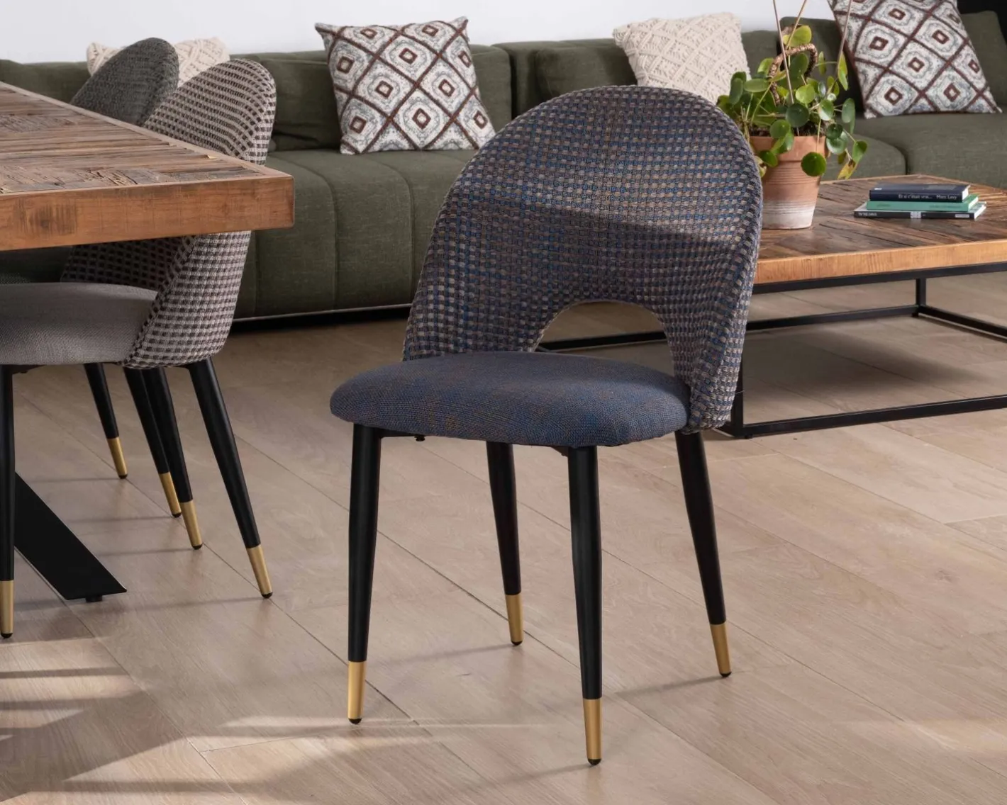 Lot de 2 chaises en tissu bleu foncé et pieds métal laqué noir "Vermont" Chaise