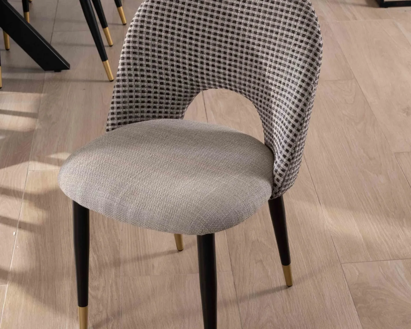 New Lot de 2 chaises en tissu taupe et pieds métal laqué noir "Vermont" Chaise
