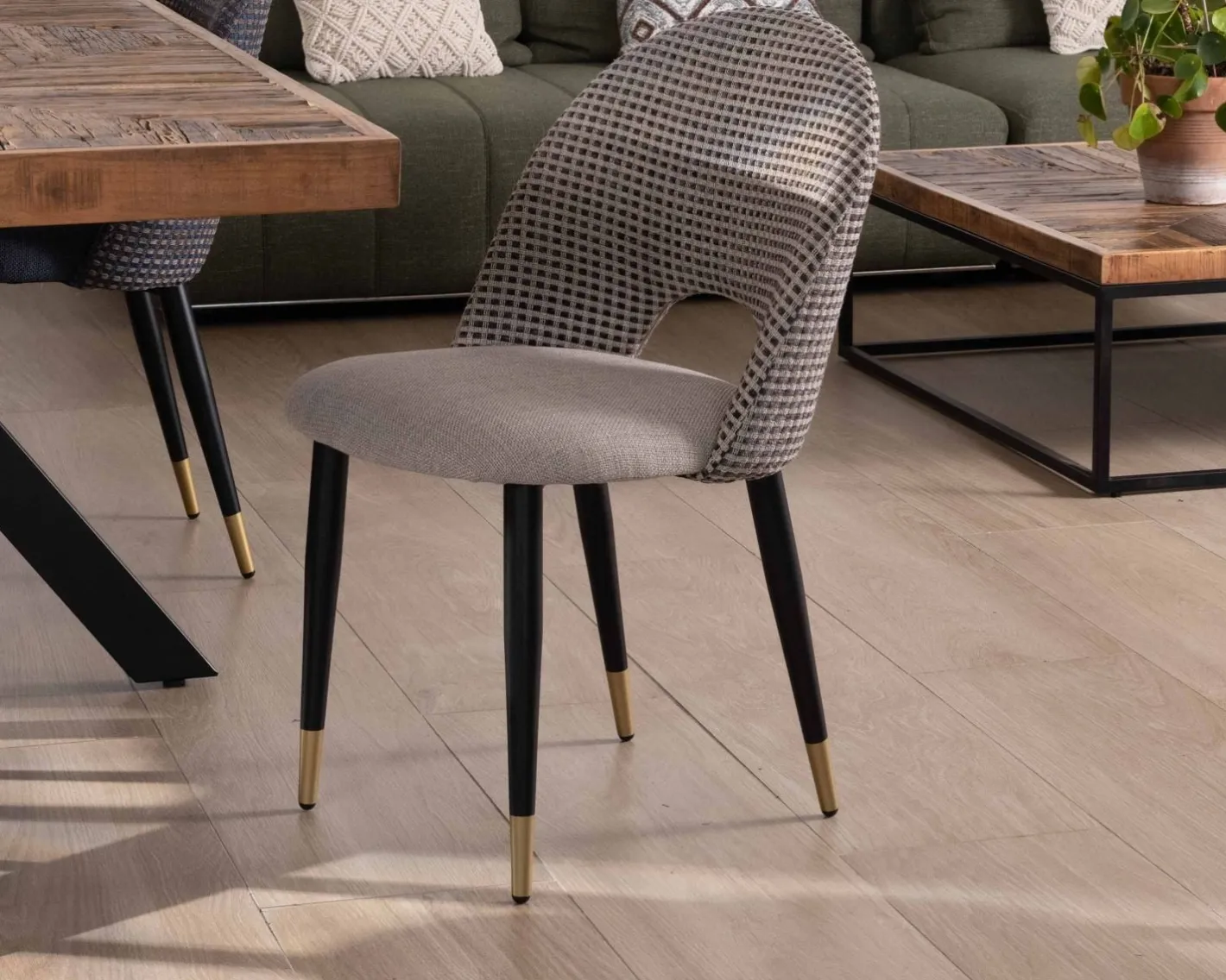 New Lot de 2 chaises en tissu taupe et pieds métal laqué noir "Vermont" Chaise