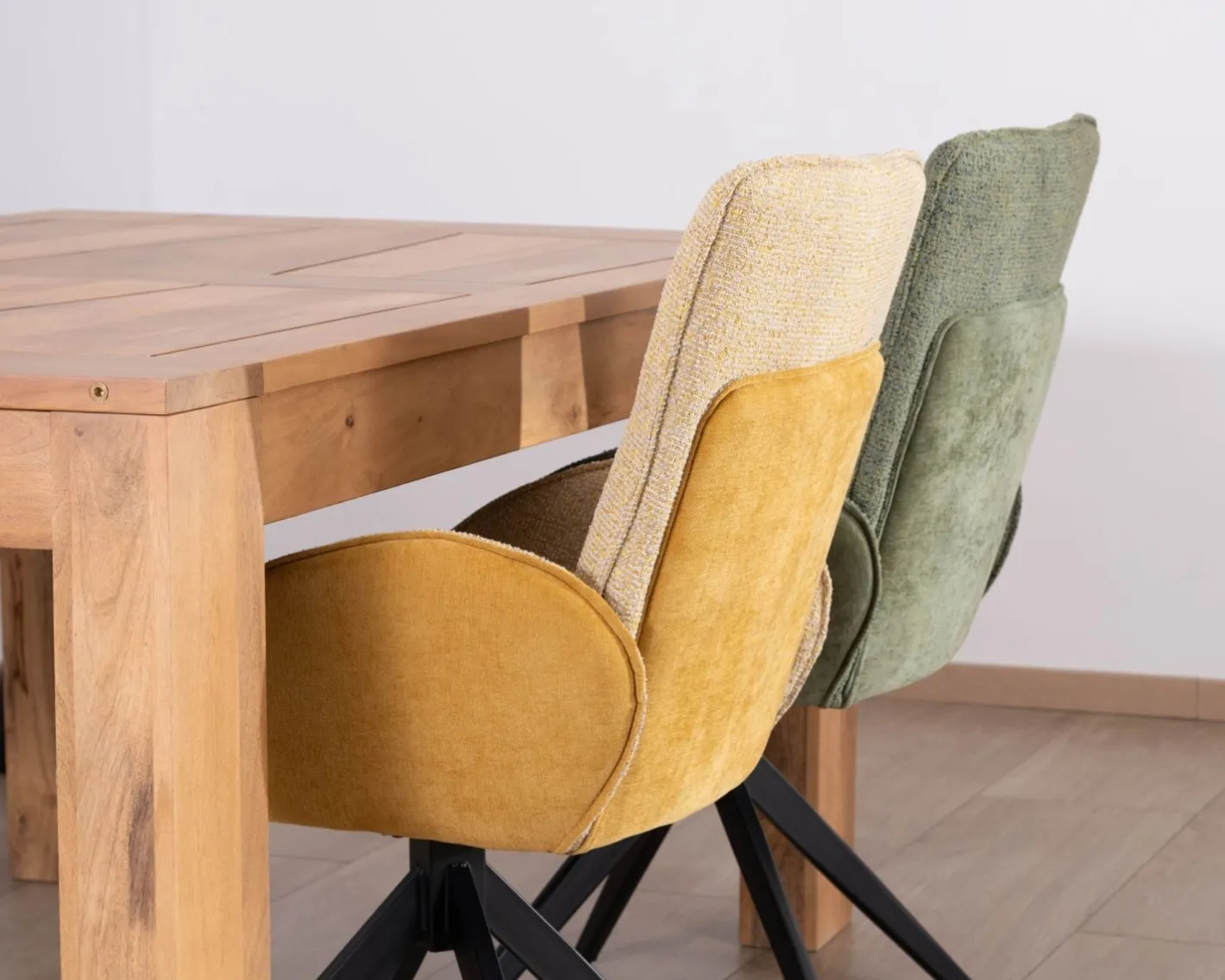 Lot de 2 chaises en tissu vert doux "Eddy" avec accoudoirs et pied métal pivotant Chaise
