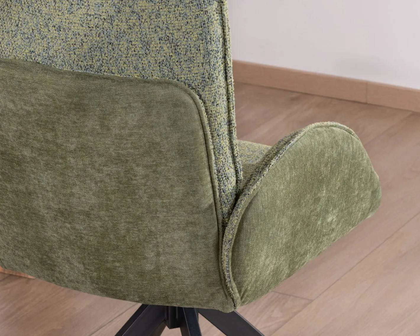 Lot de 2 chaises en tissu vert doux "Eddy" avec accoudoirs et pied métal pivotant Chaise