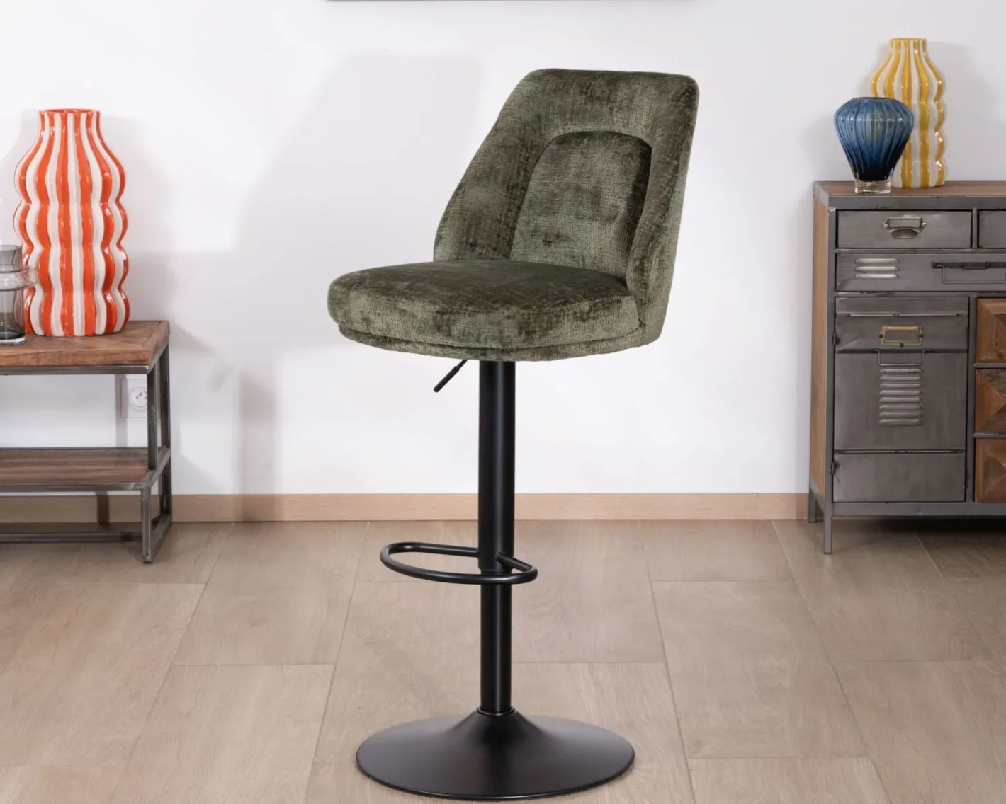 Online Lot de 2 chaises hautes réglables et pivotantes en velours vert kaki "Zoung" pied métal noir Chaise De Bar