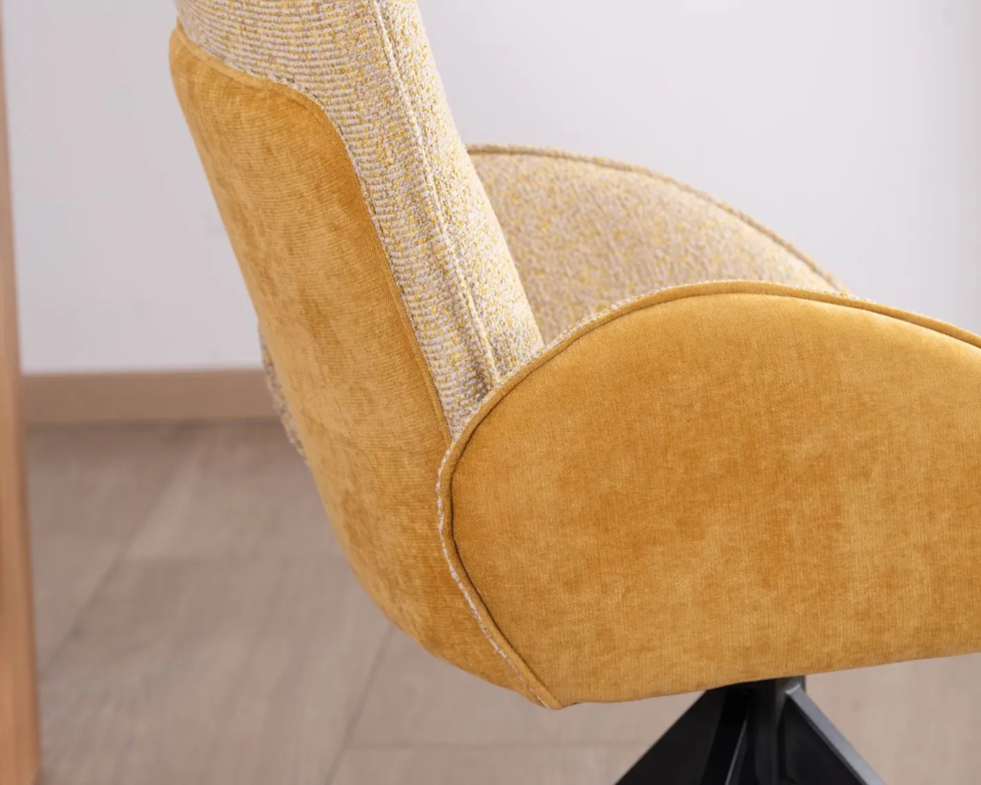 Lot de 2 chaises pivotantes en tissu bi matières jaune "Eddy" avec pieds métal Chaise
