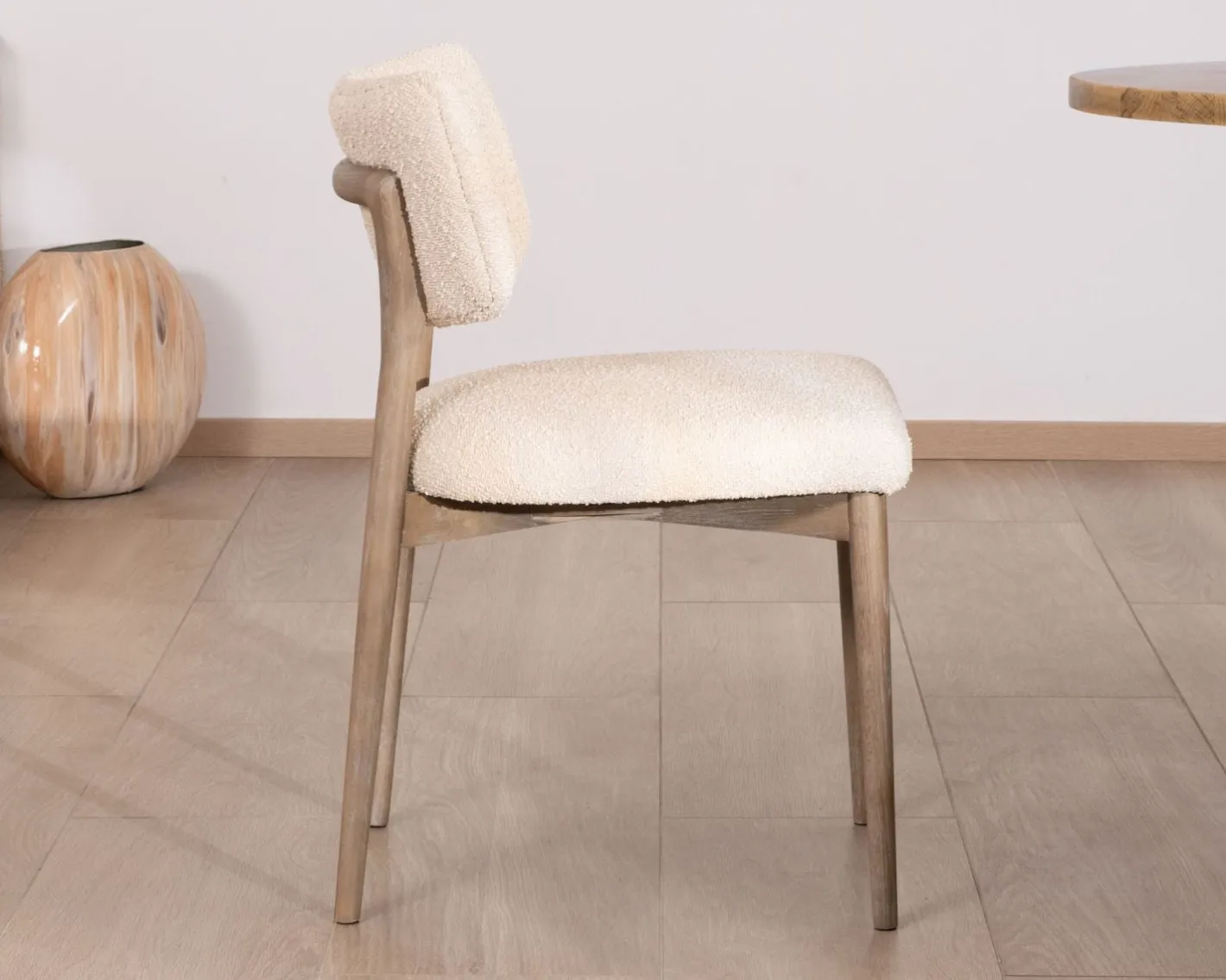 Lot de 2 chaises scandinaves en bois grisé et tissu bouclettes beige "Isadora" Chaise