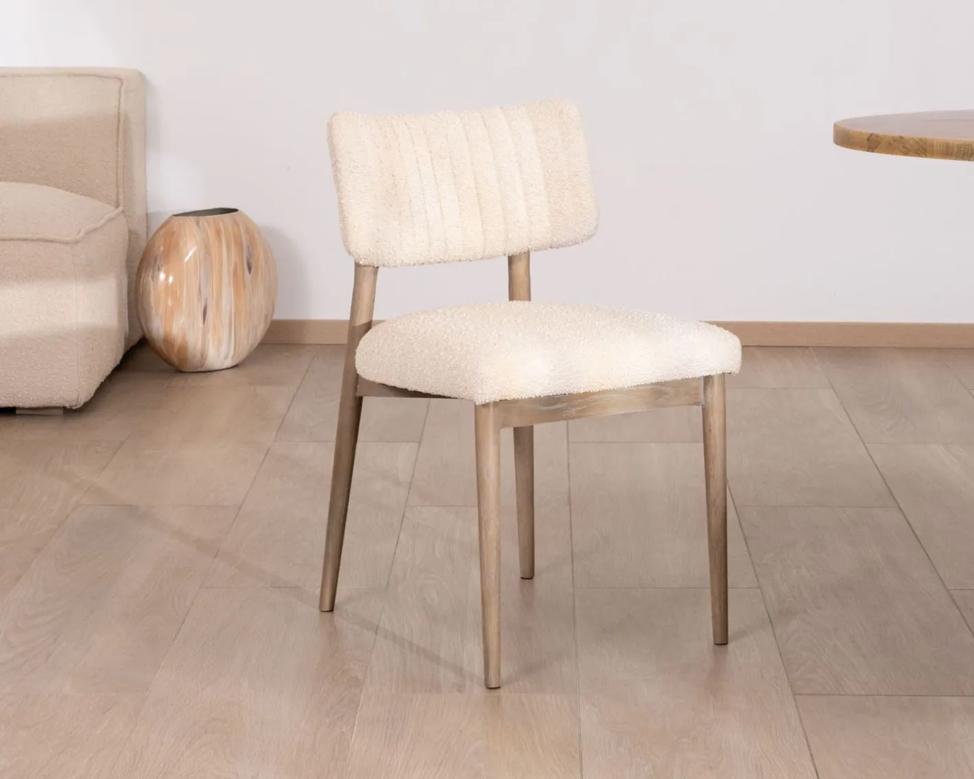 Lot de 2 chaises scandinaves en bois grisé et tissu bouclettes beige "Isadora" Chaise