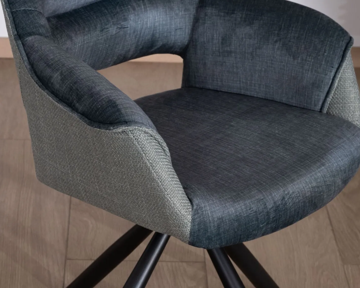 Clearance Lot de 2 fauteuils de repas contemporains en tissu bi texture bleu "Chilko" pied pivotant en métal Chaise