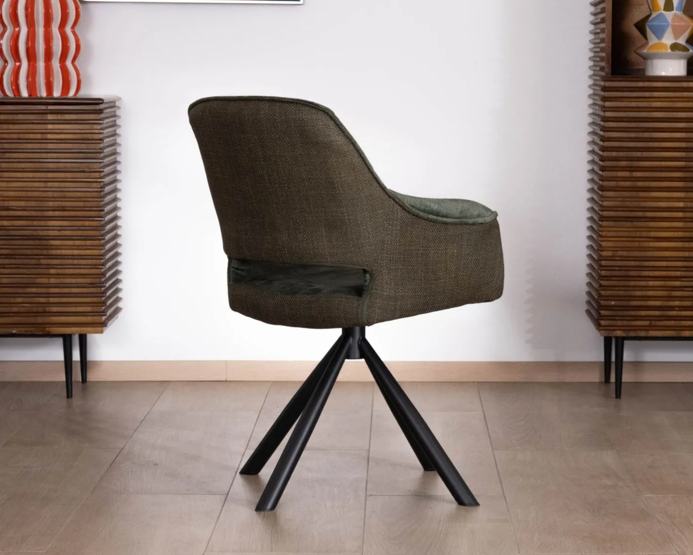 Hot Lot de 2 fauteuils de repas enveloppants en tissu bi texture vert "Chilko" avec pied pivotant en métal noir Chaise