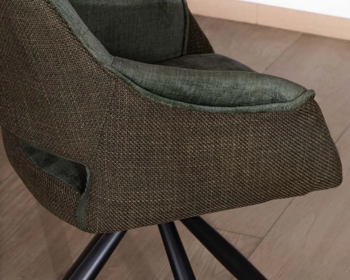 Hot Lot de 2 fauteuils de repas enveloppants en tissu bi texture vert "Chilko" avec pied pivotant en métal noir Chaise