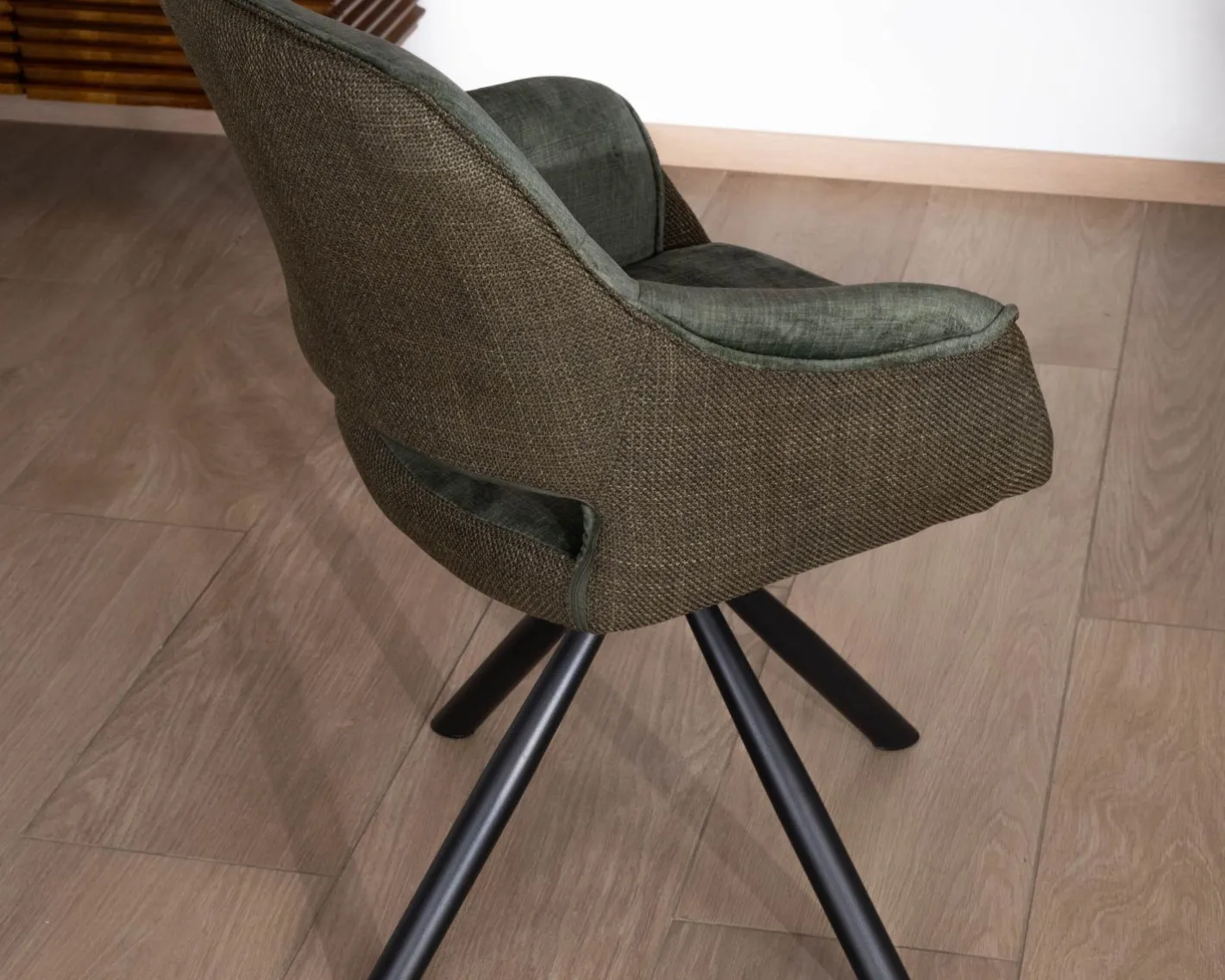 Hot Lot de 2 fauteuils de repas enveloppants en tissu bi texture vert "Chilko" avec pied pivotant en métal noir Chaise
