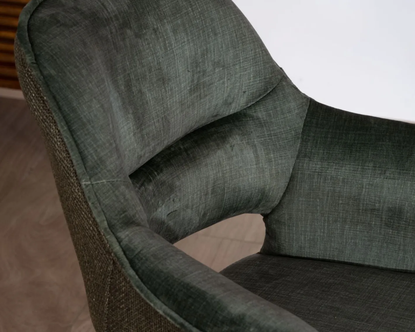 Hot Lot de 2 fauteuils de repas enveloppants en tissu bi texture vert "Chilko" avec pied pivotant en métal noir Chaise