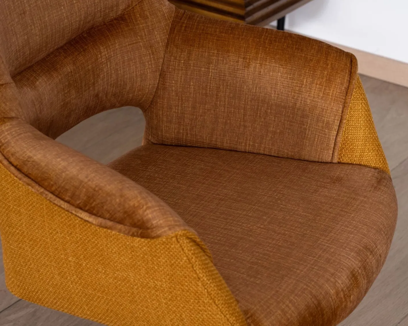 Online Lot de 2 fauteuils de repas pivotants et enveloppants en tissu bi texturé jaune moutarde "Chilko" Chaise