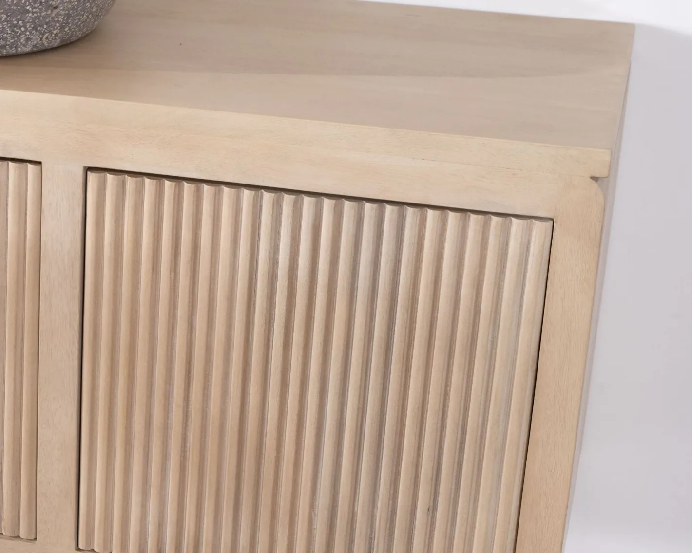 Hot Meuble sous vasque suspendu 140 cm en manguier blanchi "Nani" façades bi-texturées Meuble Sous Vasque