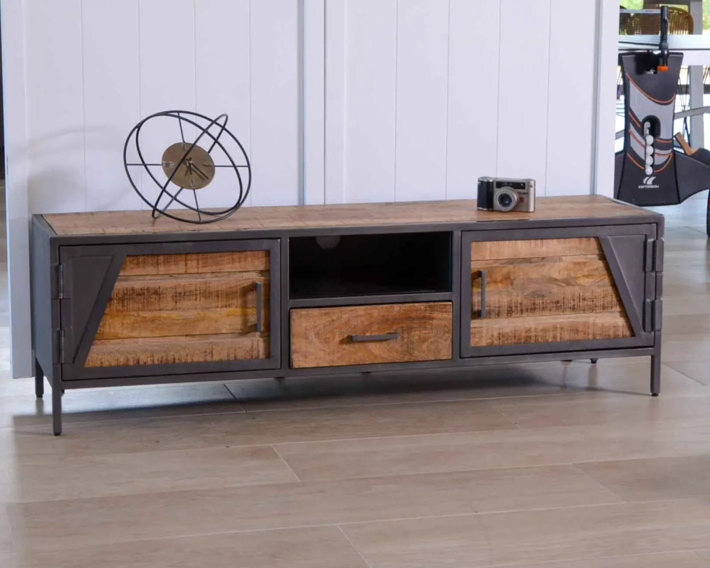 Hot Meuble télé bois et métal gris style industriel "Vista" 150 cm Meuble Télé