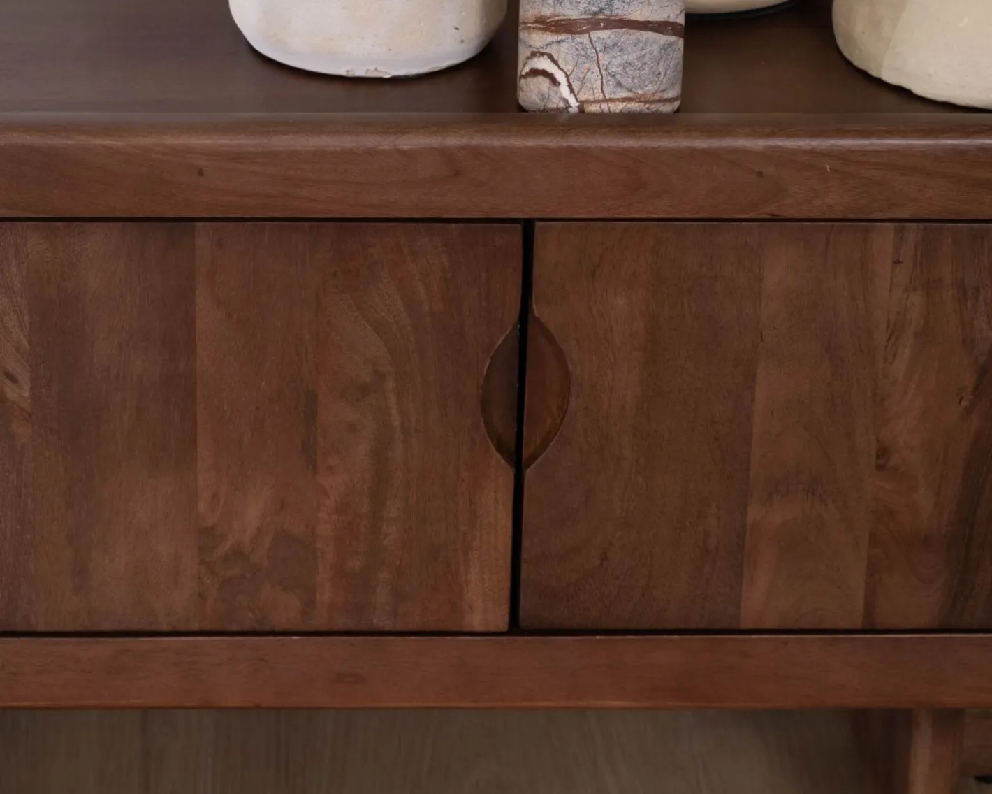 Meuble TV bas 4 portes 180 cm en manguier massif "Odessa" teinte noyer Meuble Télé
