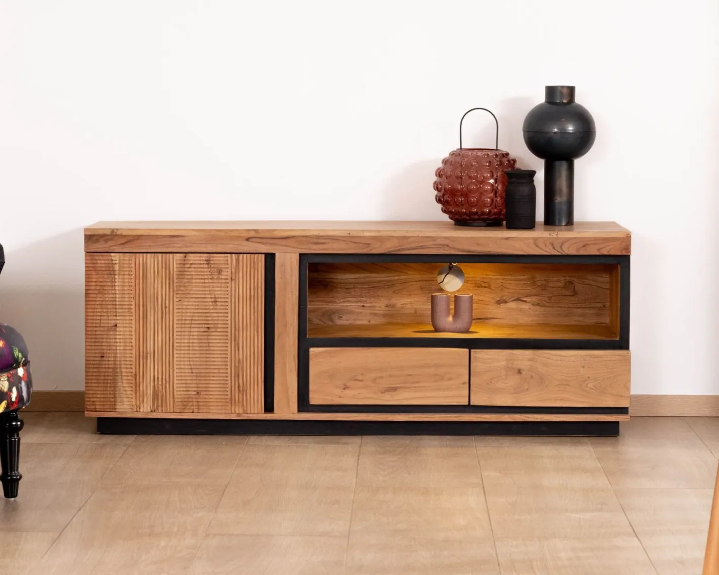Discount Meuble TV 145 cm contemporain en acacia avec liserés noirs "Lumino" niche éclairage LED Meuble Télé