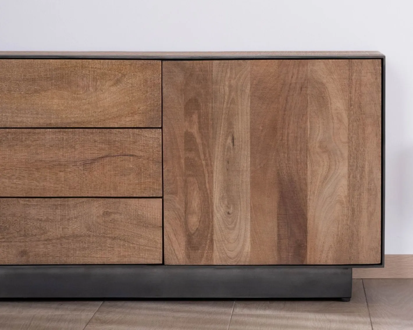 Clearance Meuble TV 150 cm en manguier style épuré "Santo" avec portes et tiroirs Meuble Télé
