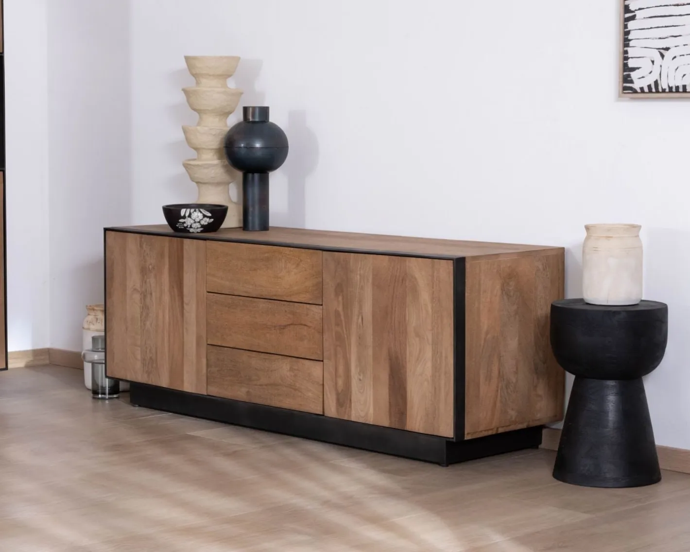 Clearance Meuble TV 150 cm en manguier style épuré "Santo" avec portes et tiroirs Meuble Télé