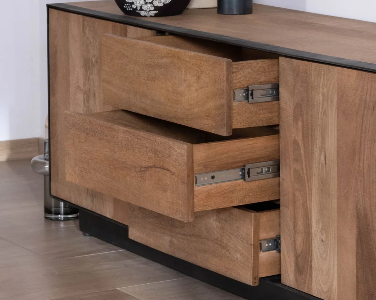 Clearance Meuble TV 150 cm en manguier style épuré "Santo" avec portes et tiroirs Meuble Télé