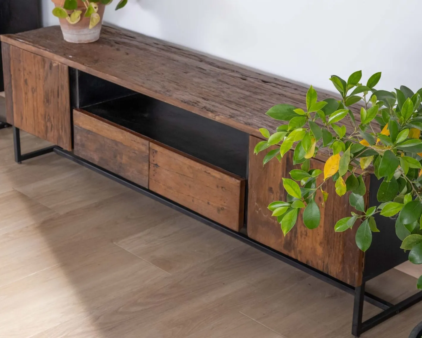 Sale Meuble TV industriel 175 cm acacia et métal noir "Cachou Chic" Meuble Télé