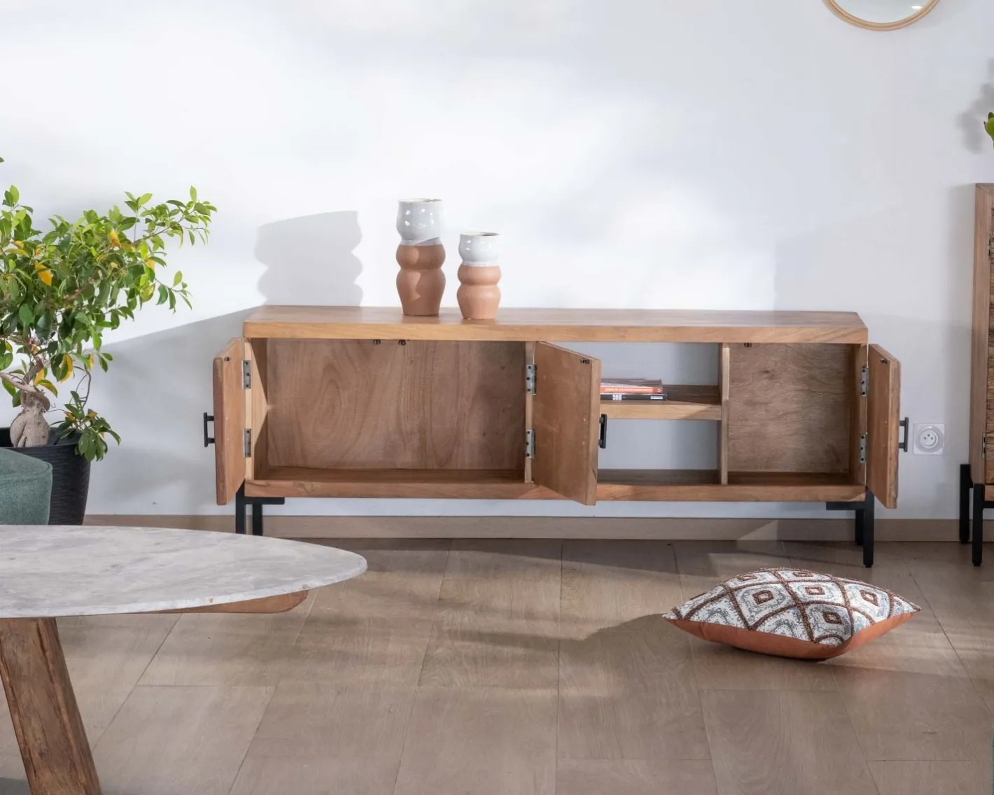 Clearance Meuble TV style ethnique acacia massif et pieds métal "Géonidum" 160cm 3 portes et 2 niches Meuble Télé