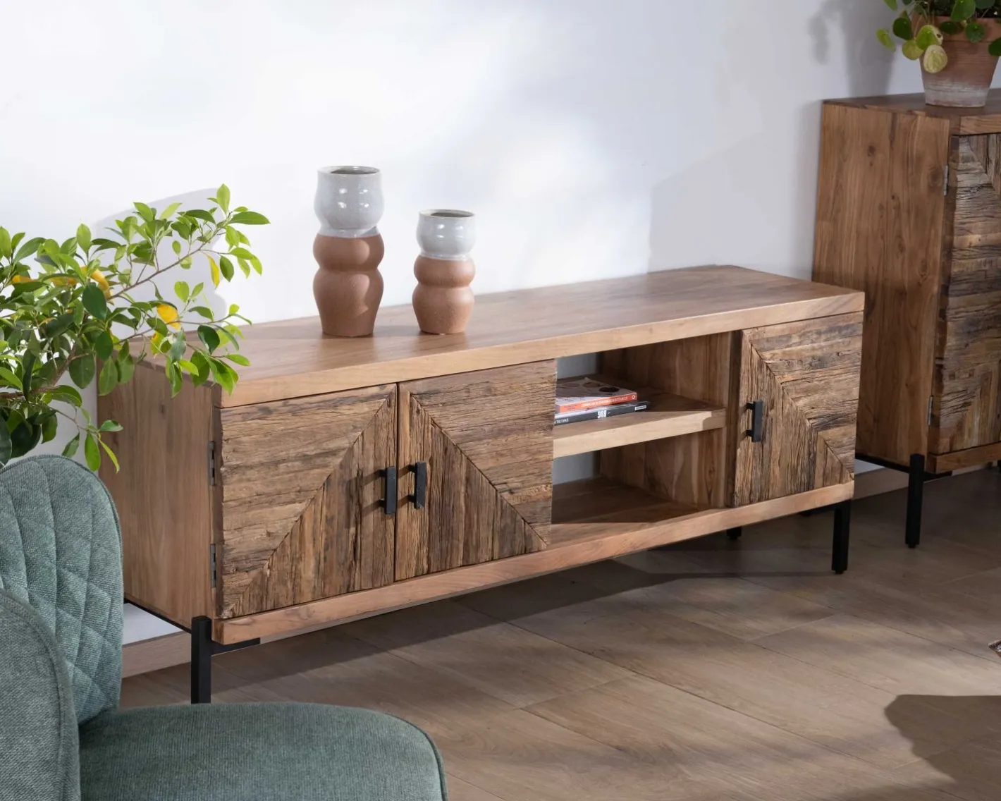 Clearance Meuble TV style ethnique acacia massif et pieds métal "Géonidum" 160cm 3 portes et 2 niches Meuble Télé