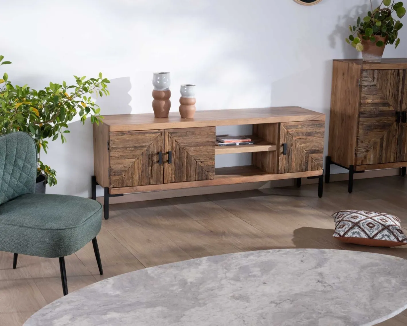 Clearance Meuble TV style ethnique acacia massif et pieds métal "Géonidum" 160cm 3 portes et 2 niches Meuble Télé