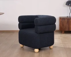 Petite chauffeuse enveloppante en tissu bleu foncé