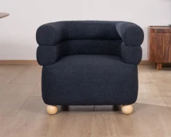 Petite chauffeuse enveloppante en tissu bleu foncé