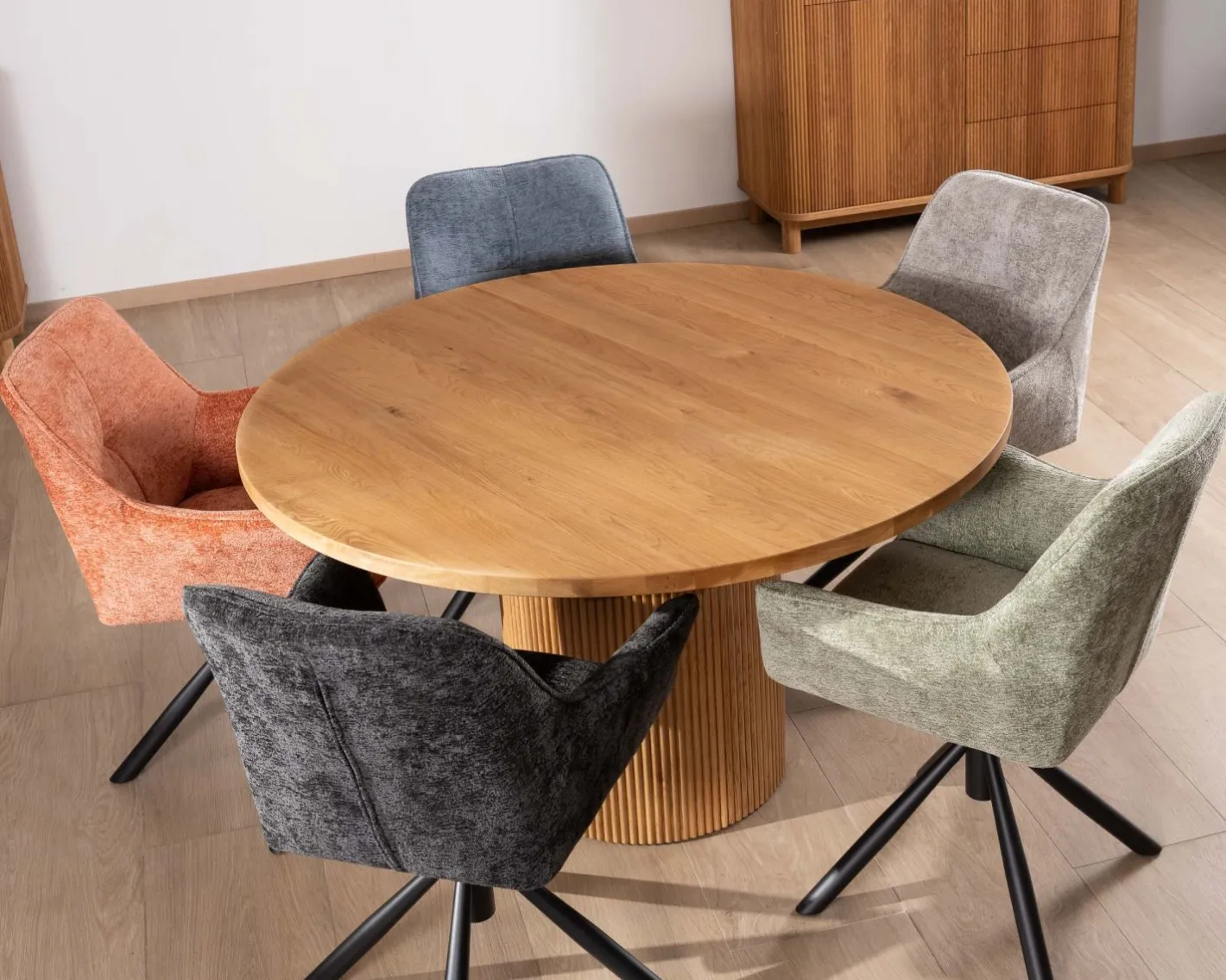 Sale Petite table ronde 130 cm et pied central cannelé style rétro "Winton" Table À Manger Ronde Ou Ovale