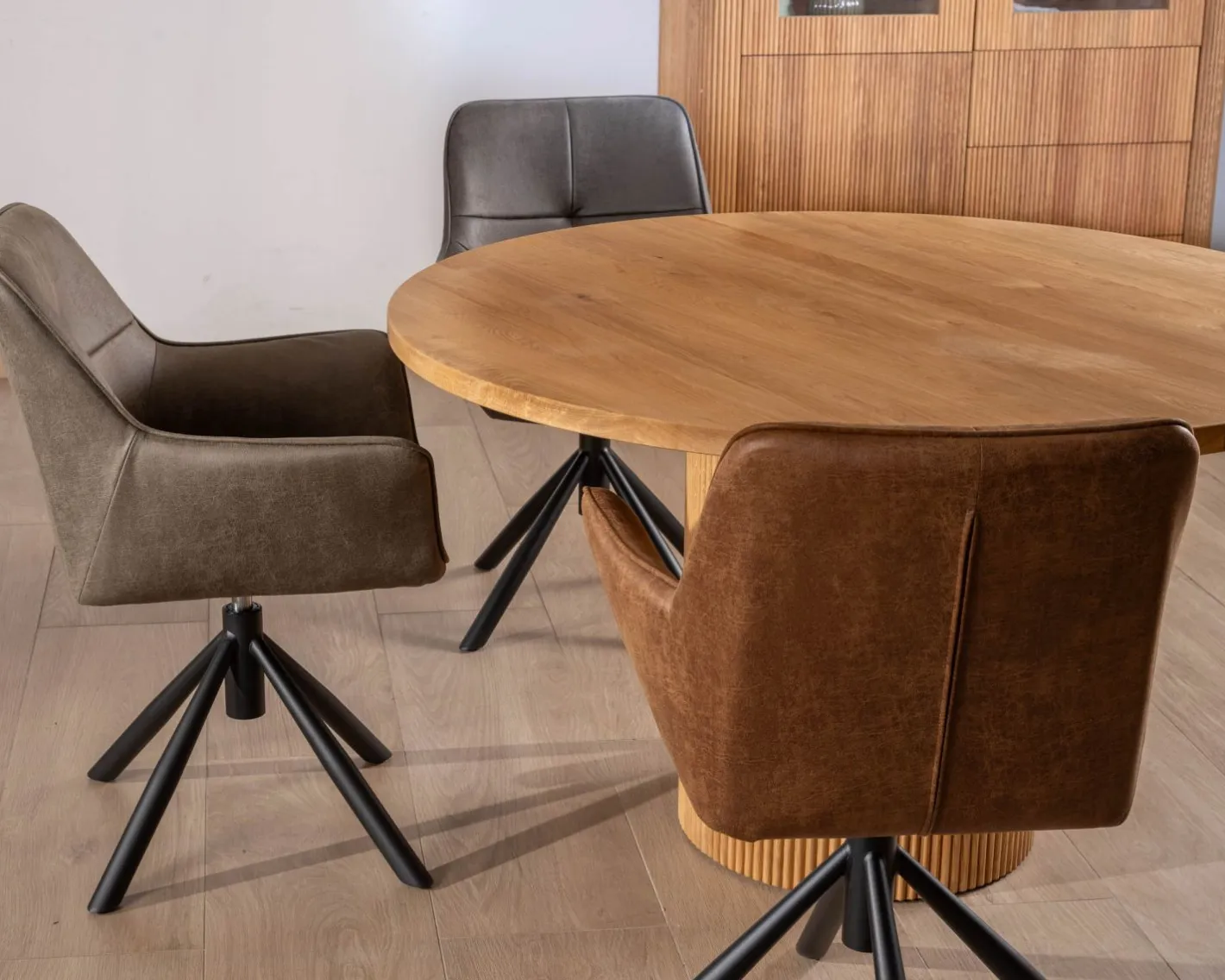 Sale Petite table ronde 130 cm et pied central cannelé style rétro "Winton" Table À Manger Ronde Ou Ovale