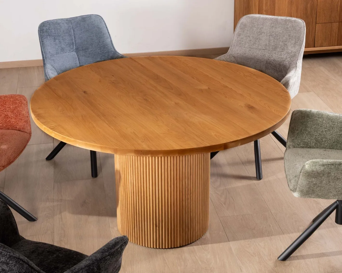 Sale Petite table ronde 130 cm et pied central cannelé style rétro "Winton" Table À Manger Ronde Ou Ovale