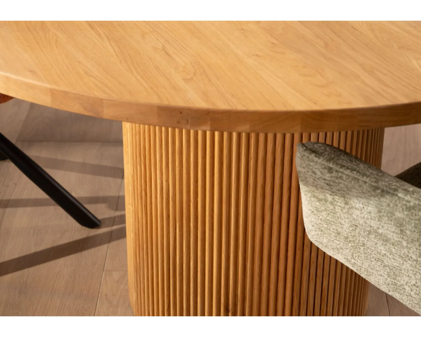 Sale Petite table ronde 130 cm et pied central cannelé style rétro "Winton" Table À Manger Ronde Ou Ovale