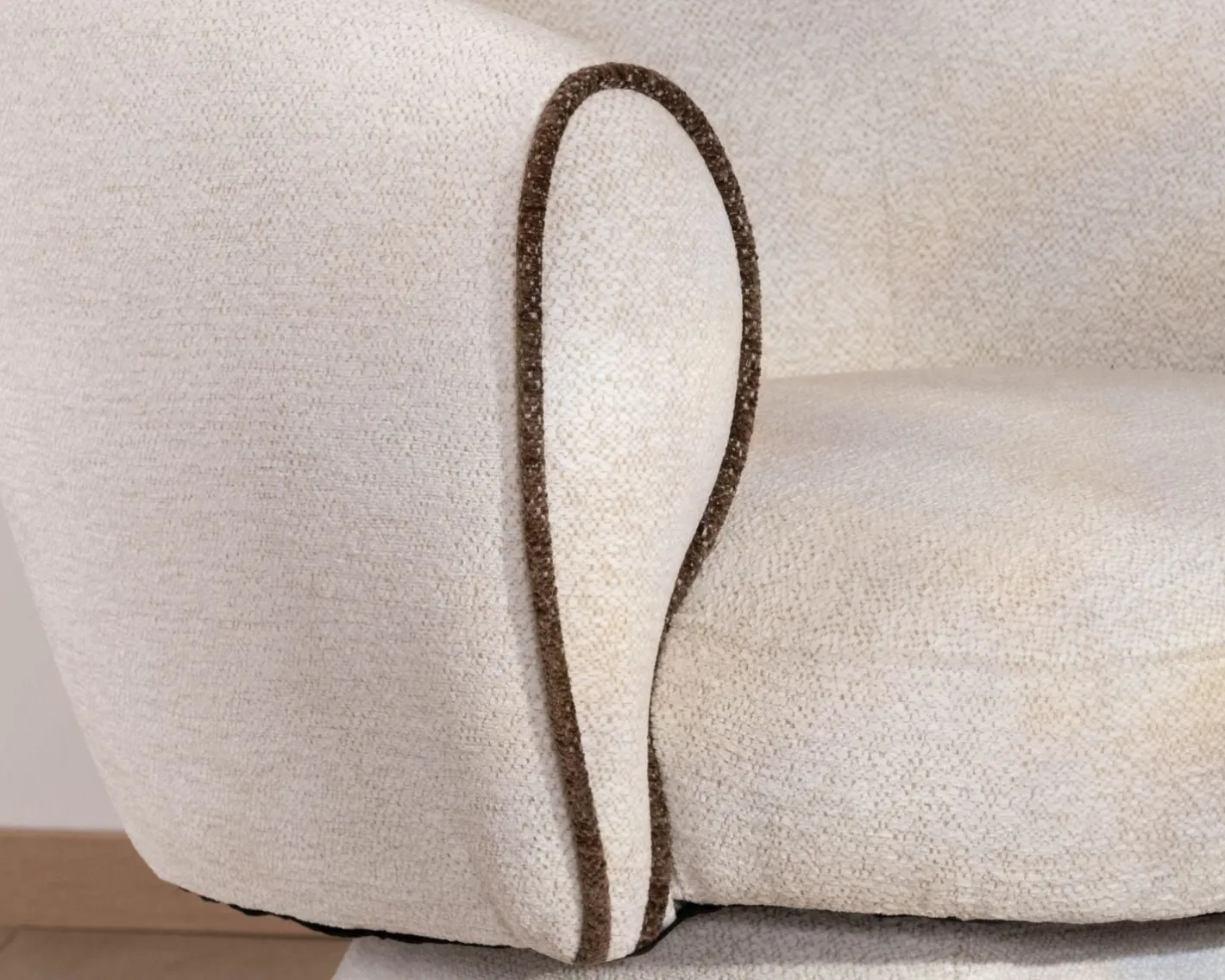 Outlet Petit fauteuil lounge en tissu bouclette blanc cassé "Sweet Culture" design enveloppant Fauteuil