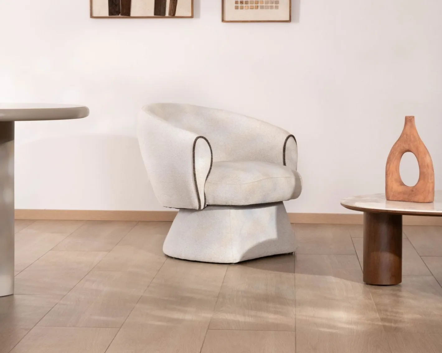 Outlet Petit fauteuil lounge en tissu bouclette blanc cassé "Sweet Culture" design enveloppant Fauteuil