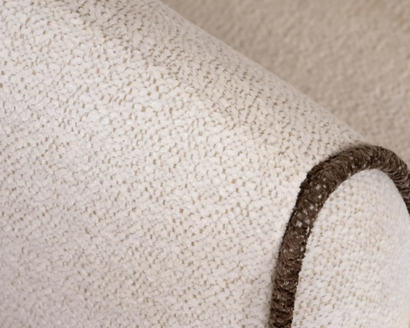 Outlet Petit fauteuil lounge en tissu bouclette blanc cassé "Sweet Culture" design enveloppant Fauteuil