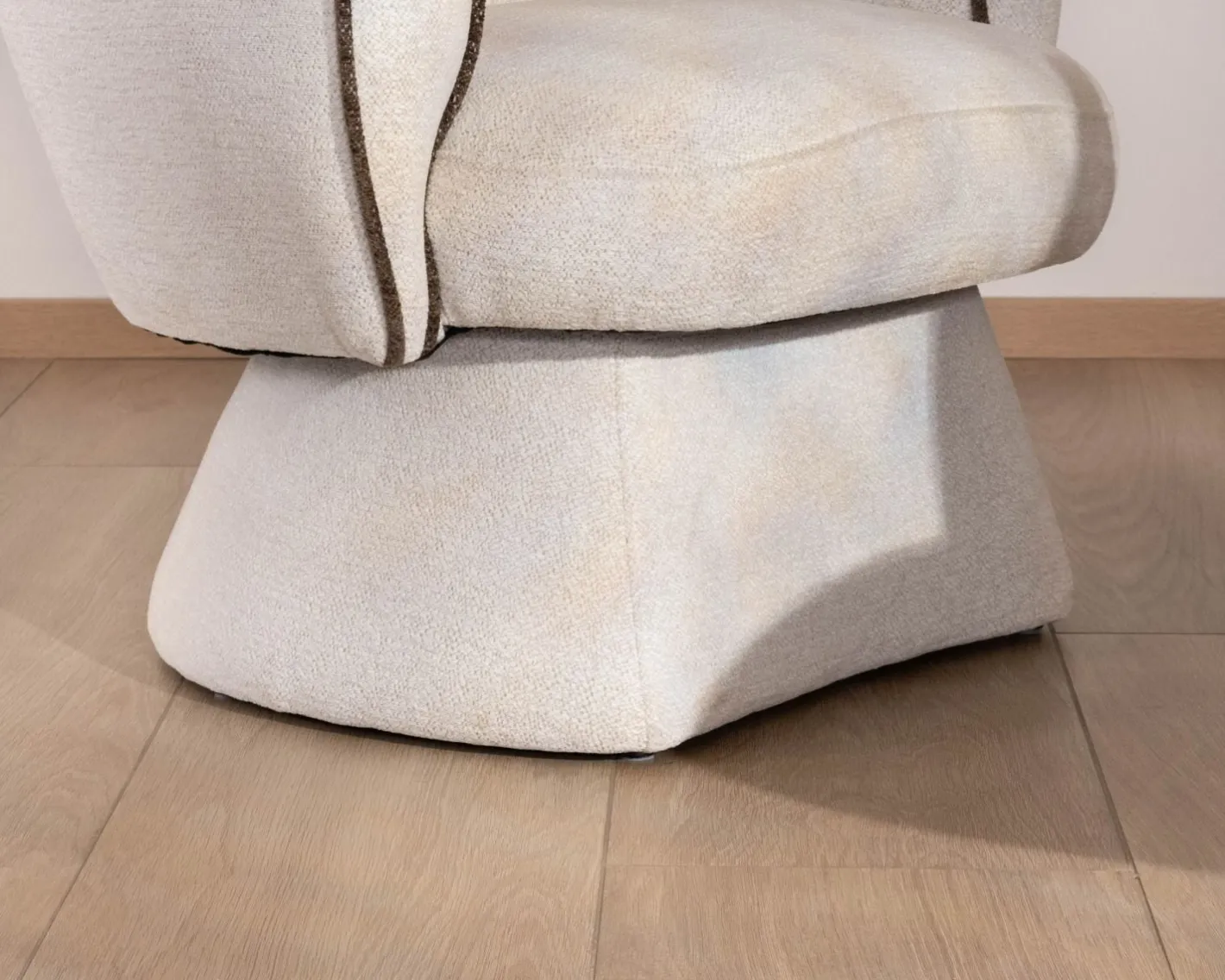 Outlet Petit fauteuil lounge en tissu bouclette blanc cassé "Sweet Culture" design enveloppant Fauteuil