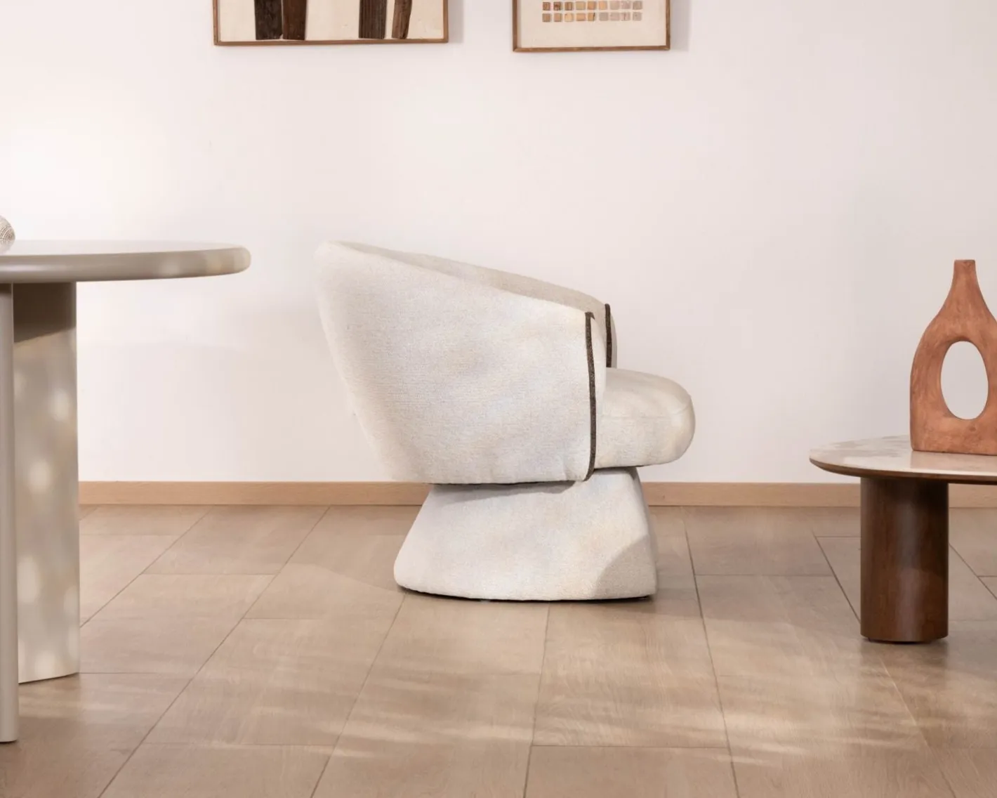 Outlet Petit fauteuil lounge en tissu bouclette blanc cassé "Sweet Culture" design enveloppant Fauteuil