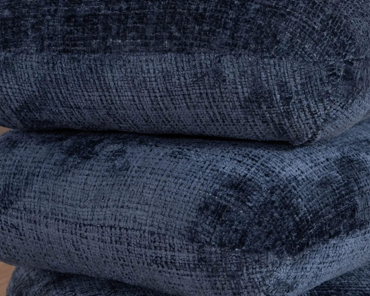 Hot Pouf moderne pivotant « Flow » en tissu tramé bleu nuit finition satinée forme organique Décoration