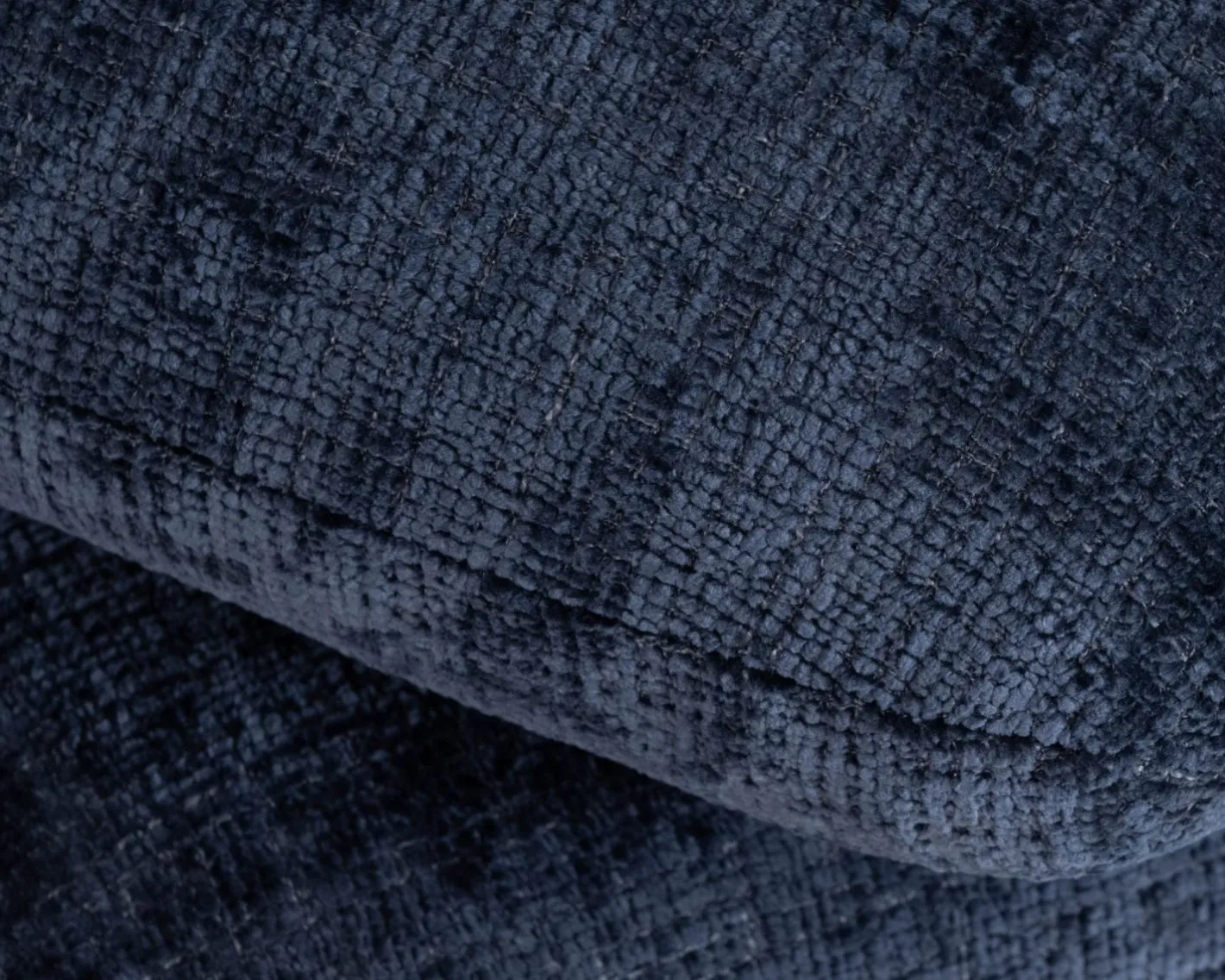 Hot Pouf moderne pivotant « Flow » en tissu tramé bleu nuit finition satinée forme organique Décoration
