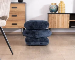 Hot Pouf moderne pivotant « Flow » en tissu tramé bleu nuit finition satinée forme organique Décoration