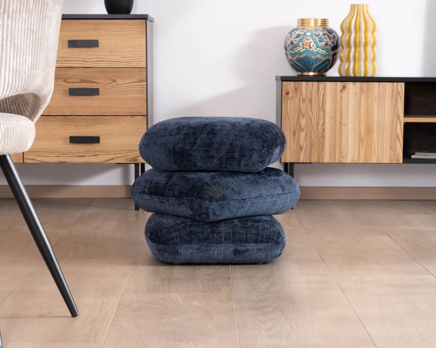 Hot Pouf moderne pivotant « Flow » en tissu tramé bleu nuit finition satinée forme organique Décoration