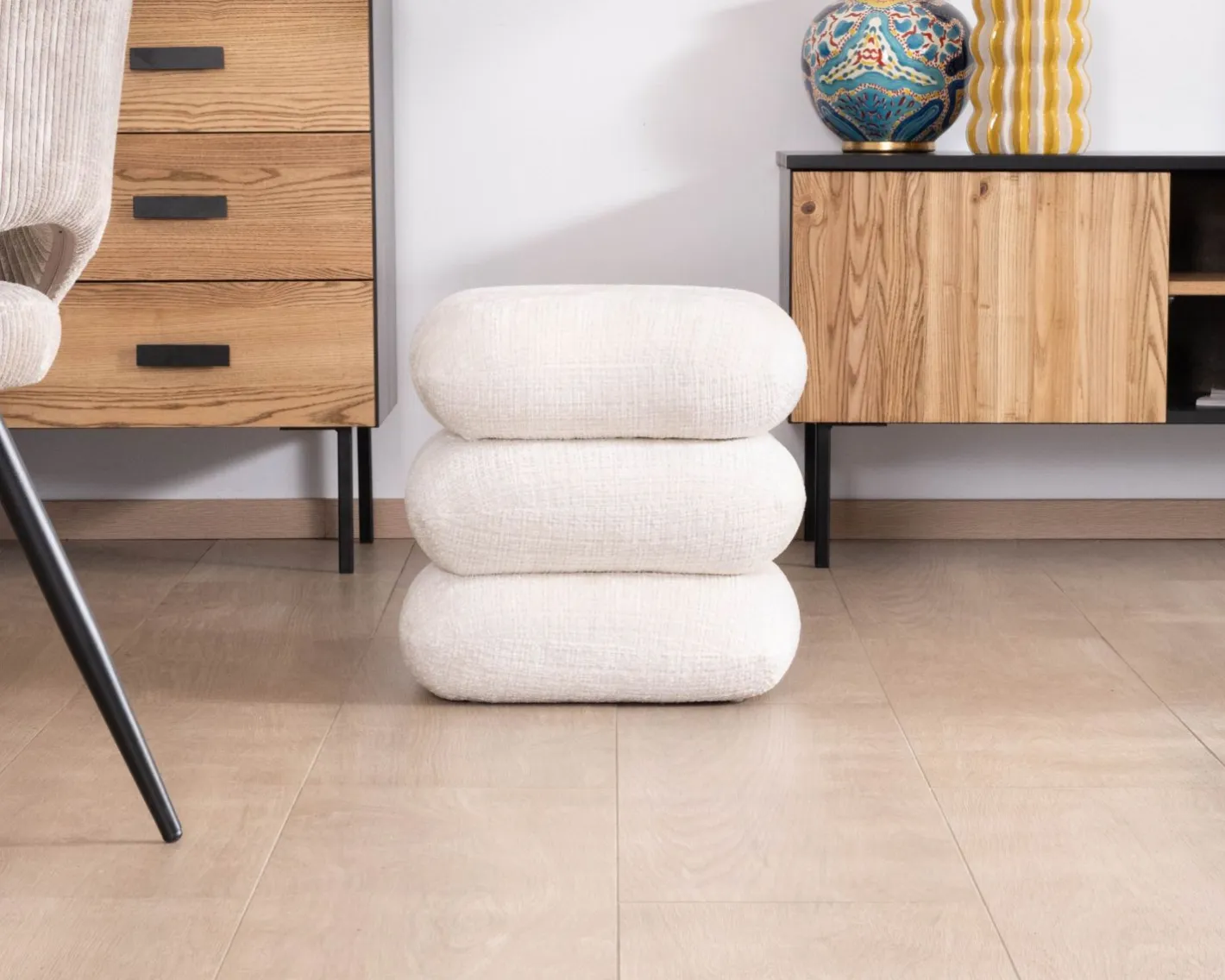 Pouf pivotant « Flow » style contemporain en tissu tramé écru à reflets soyeux Décoration