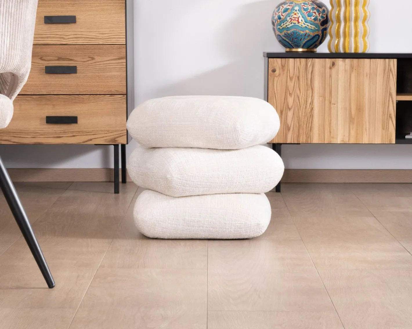 Pouf pivotant « Flow » style contemporain en tissu tramé écru à reflets soyeux Décoration