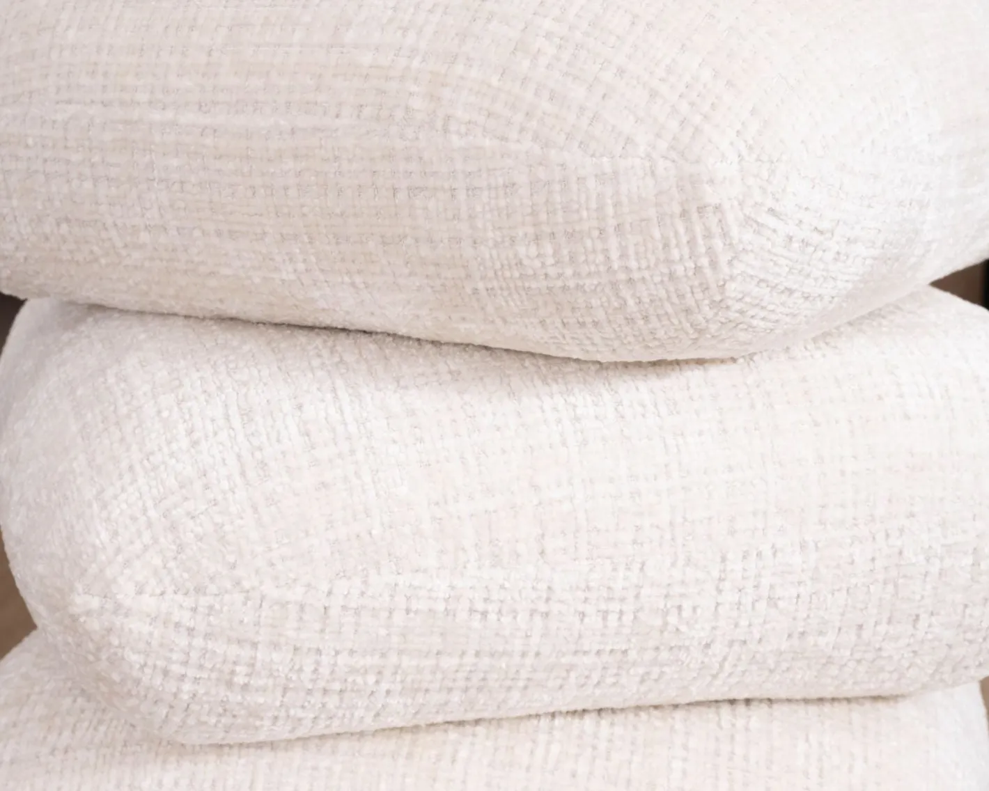 Pouf pivotant « Flow » style contemporain en tissu tramé écru à reflets soyeux Décoration