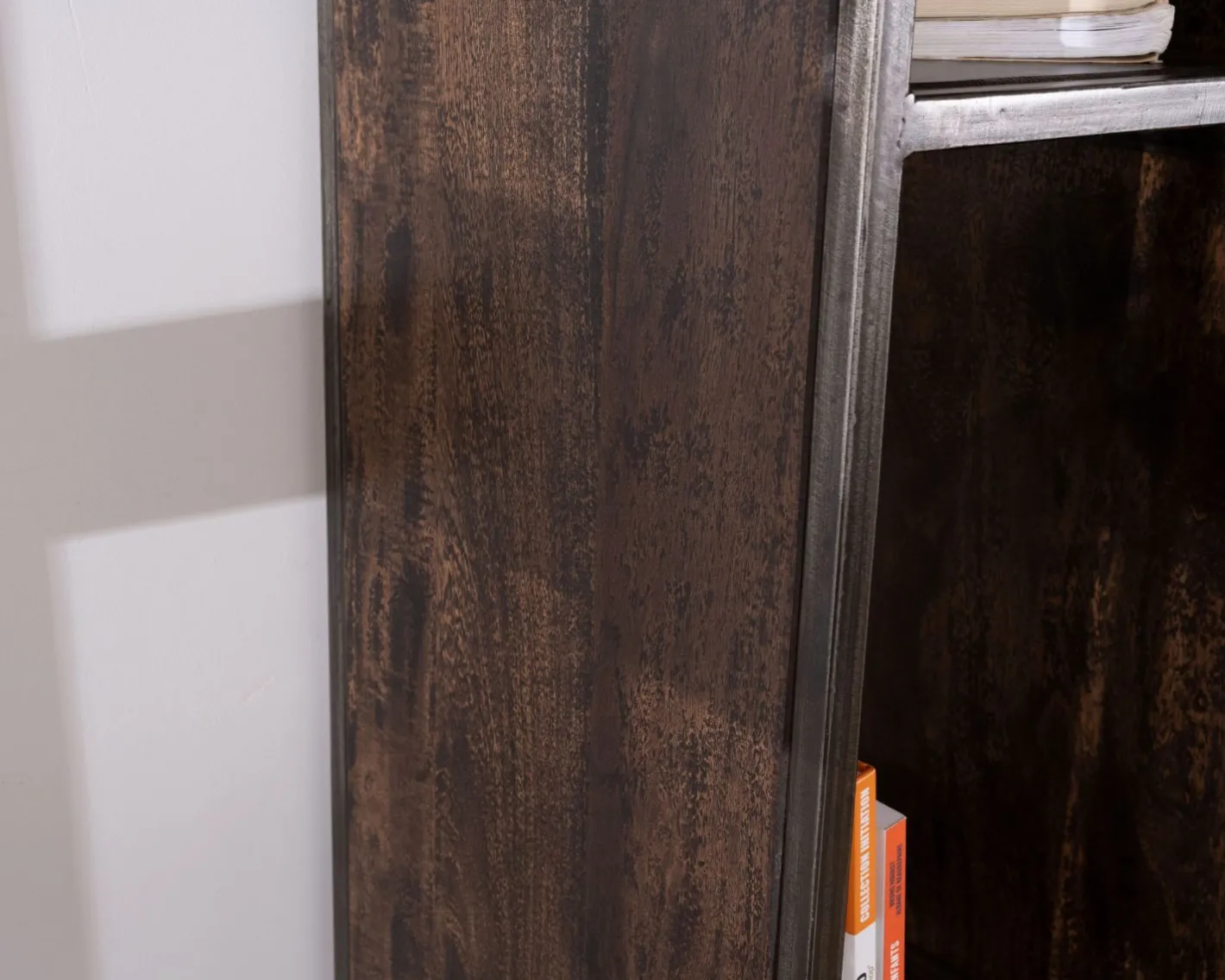 Rangement design en bois et métal "Crescendo" avec éclairage LEDs Vitrine Et Argentier|Bibliothèque