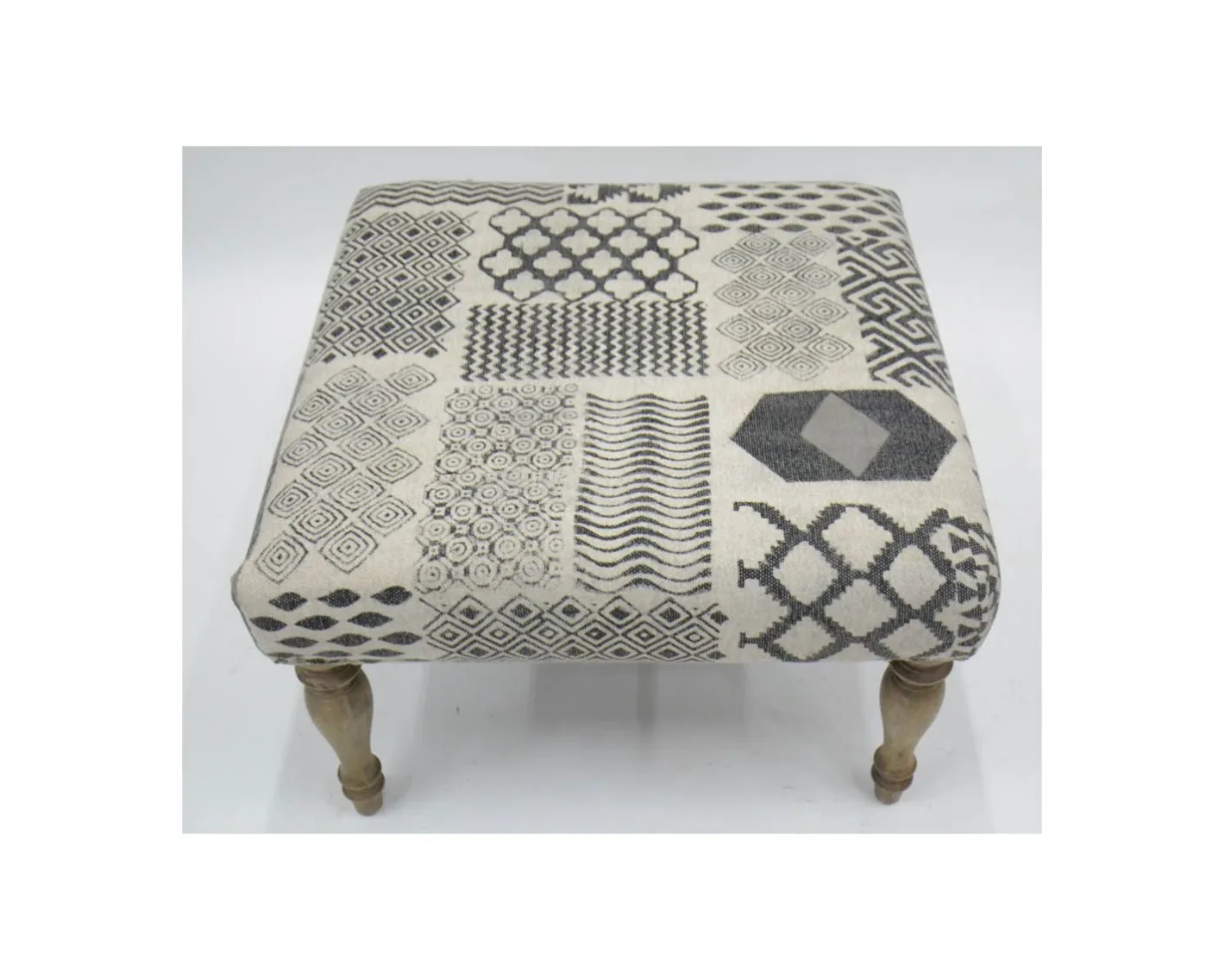 Outlet Repose-pieds gris motif patchwork et pieds en bois naturel "Sofia" Fauteuil Bergère