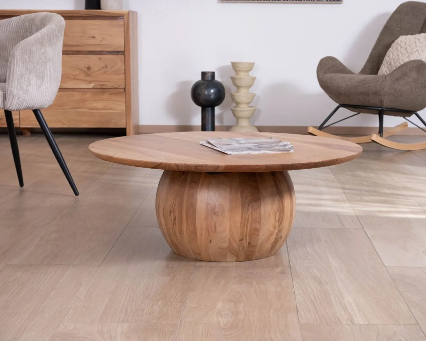 Hot Table basse design en acacia massif ronde avec pied boule "Voluto" Table Basse Ovale Ou Ronde