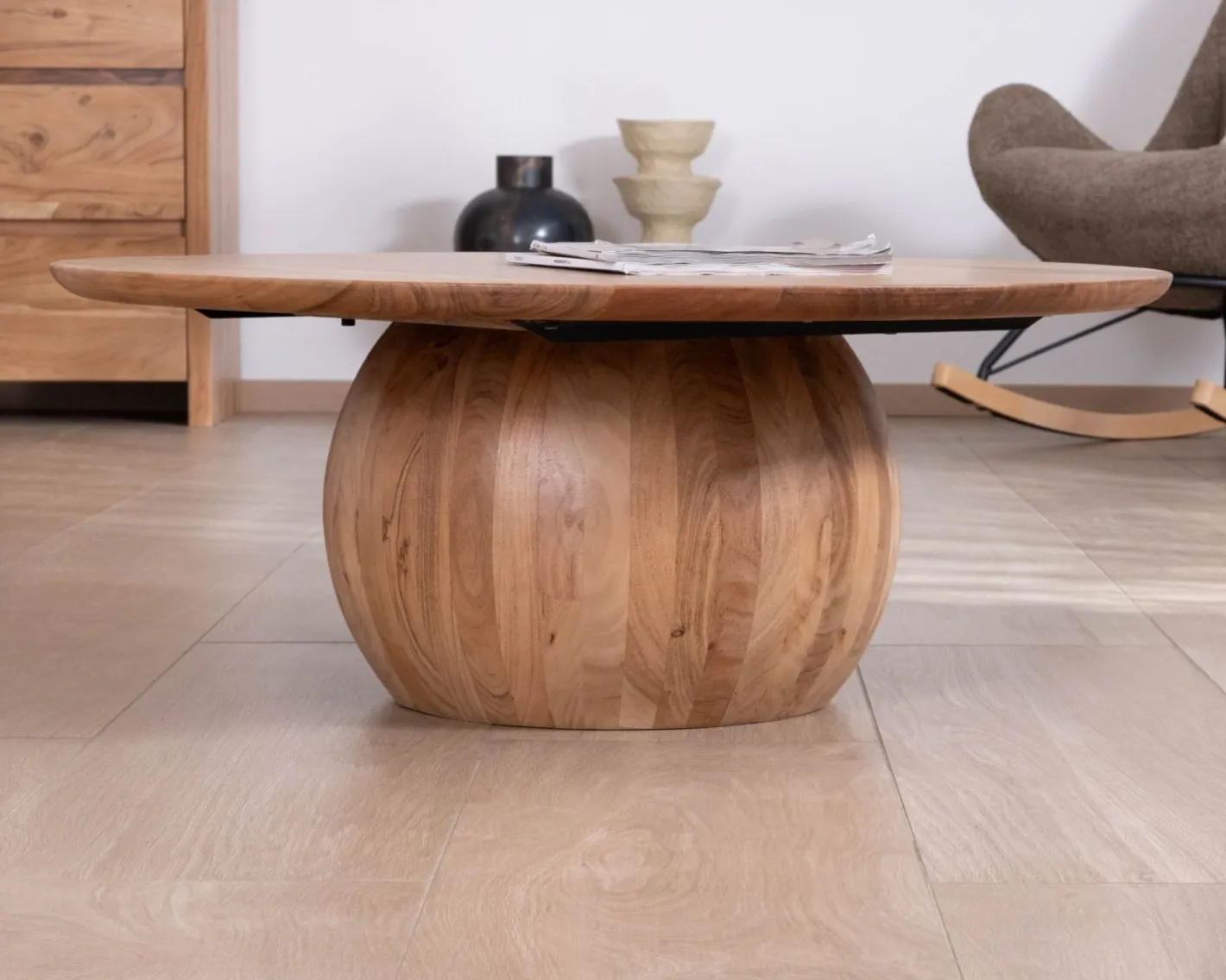 Hot Table basse design en acacia massif ronde avec pied boule "Voluto" Table Basse Ovale Ou Ronde